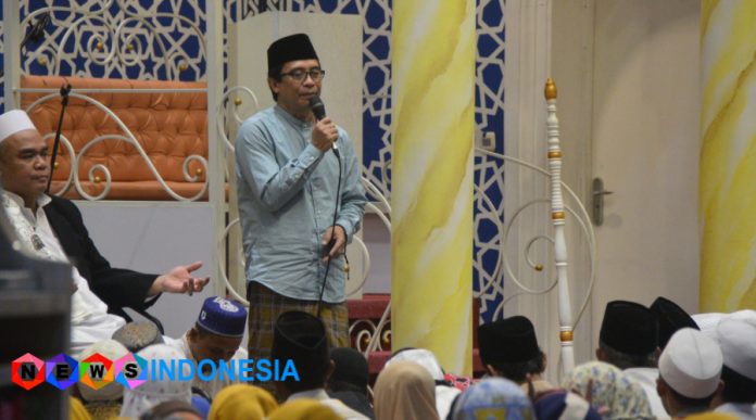KH. Muqit (Wabup Jember) saat menghadiri acara pengajian rutin di masjid Roudhatul Muchlisin Kaliwates. (Foto: Humas Jember).