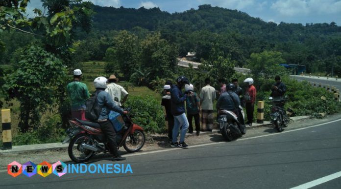 Sejumlah pengendara berjubel di pinggir jalan Tekoan Kalerker, melihat lebih dekat kondisi mobil pick up yang terjun bebas. (Achmad Qusyairy/News Indonesia)