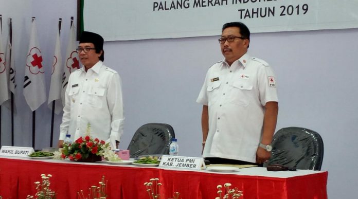 Wakil Bupati Jember, Drs. Kh. A. Muqit arief bersama ketua PMI Jember, E. A. Zaenal Marzuki, saat pembukaan Muskerkab PMI Jember. (Foto: Humas Pemkab Jember)