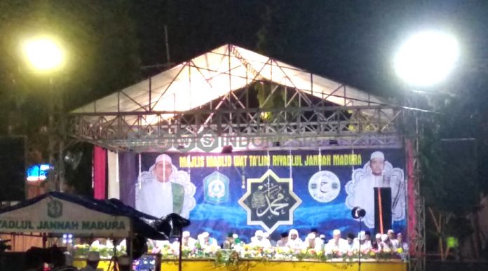 HIMA PAI Fakultas Tarbiyah IAIN Madura menggelar gema shalawat dalam rangka memperingati Isra Miraj Nabi Muhammad SAW, bersama Majelis Maulid Watta'lim Riyadul Jannah.