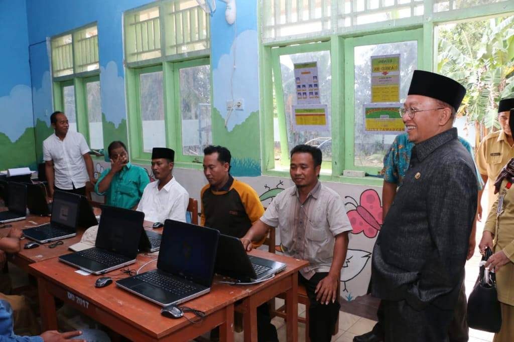 Bupati Soengenep, A. Busyro Karim, mareksane UNBK paket C asareng Plt Kepala Dinas Pendidikan Soengenep.