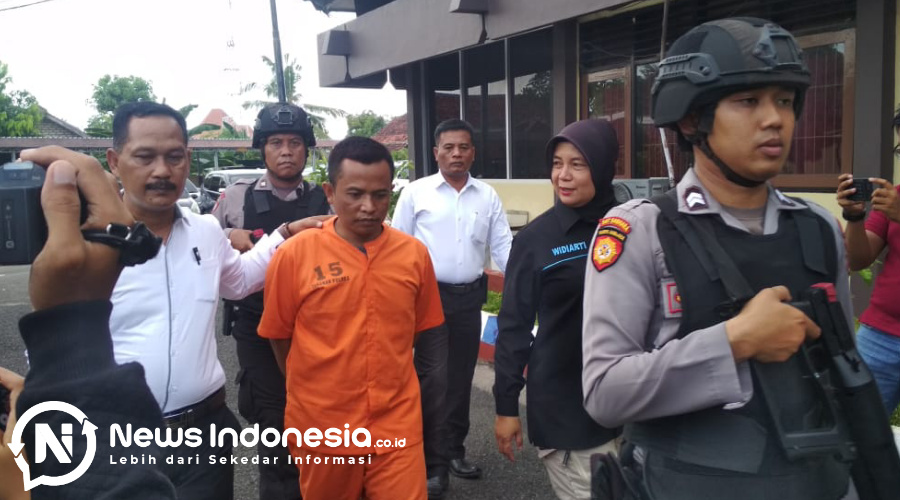 MA (37) warga Desa Tenunan, Kecamatan Manding, saat di gelandang Polisi di Mapolres Sumenep.