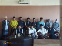 Foto: Relawan dan Loyalis Ra Mamak, saat menggelar konferensi pers pernyataan sikap atas situasi politik terkini di Kabupaten Sumenep.