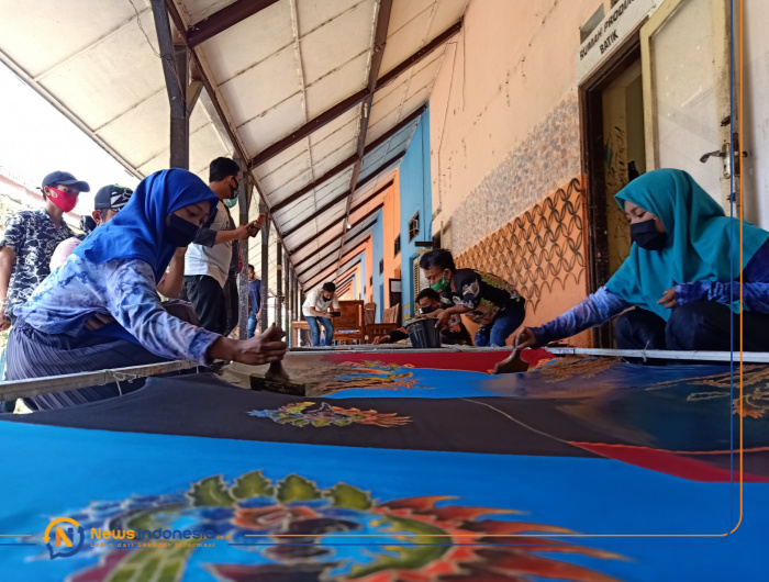 Foto: Aktivitas membatik di rumah produksi Batik Rato WMS (Wirausaha Muda Sumenep).