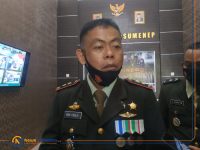 Komandan Kodim (Dandim) 0827 Sumenep, Letkol Infanteri Nurcholis saat diwawancara sejumlah media (Wakid Maulana)