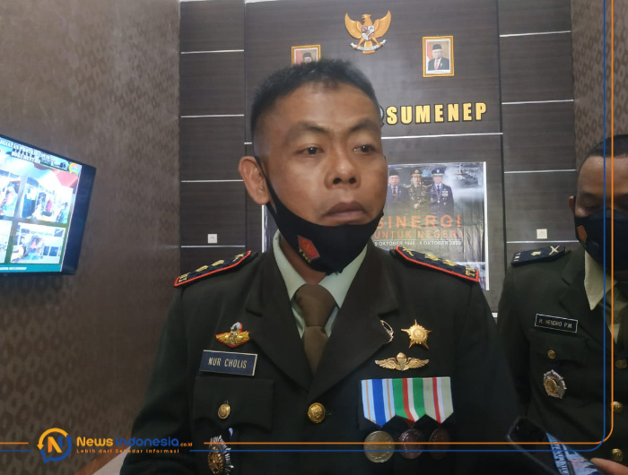 Komandan Kodim (Dandim) 0827 Sumenep, Letkol Infanteri Nurcholis saat diwawancara sejumlah media (Wakid Maulana)