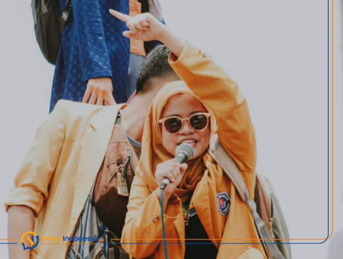 Arisya Dinda Nurmala Putri, sosok perempuan yang menjadi orator, saat aksi tolak UU Cipta Kerja di depan DPRD Sumenep. (Foto: Istimewa)