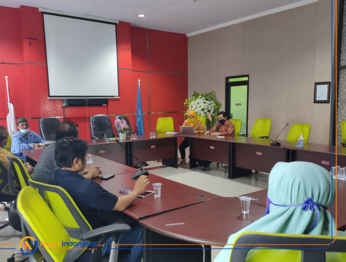 Foto: Proses mediasi antara wali murid, guru yang memberi sanksi, komite, termasuk guru BP di SMKN 5 Jember.