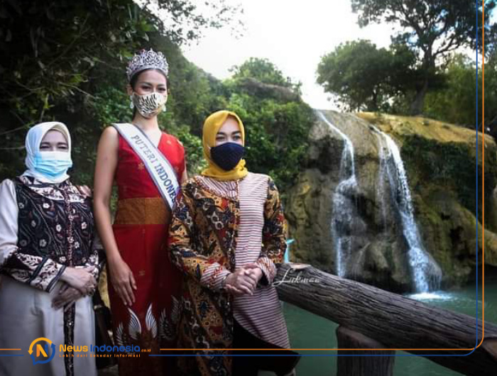 Foto: Putri Indonesia 2020 Ayu Maulida Putri, saat berkunjung di salah satu wisata Air Terjun Toroan di kota bahari Sampang Madura.