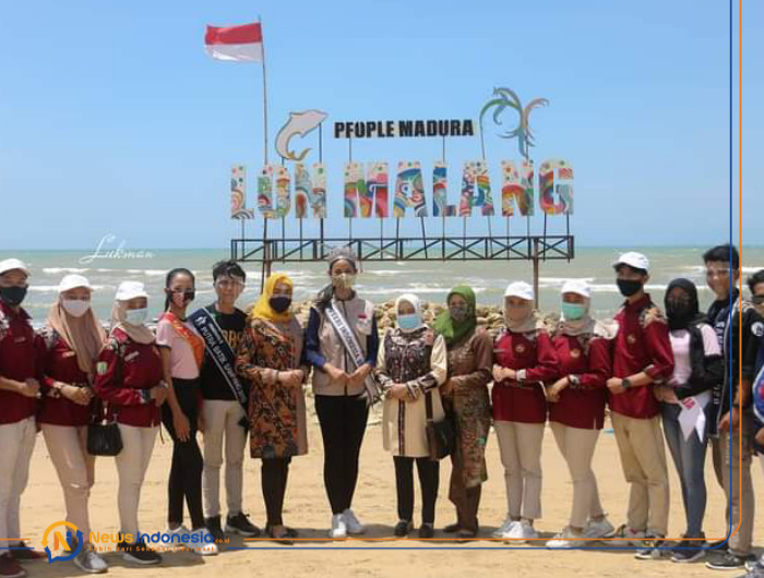 Foto: Sesi foto bersama Putri Indonesia 2020, saat berkunjung di wisata Pantai Lon Malang, kota bahari Sampang Madura.