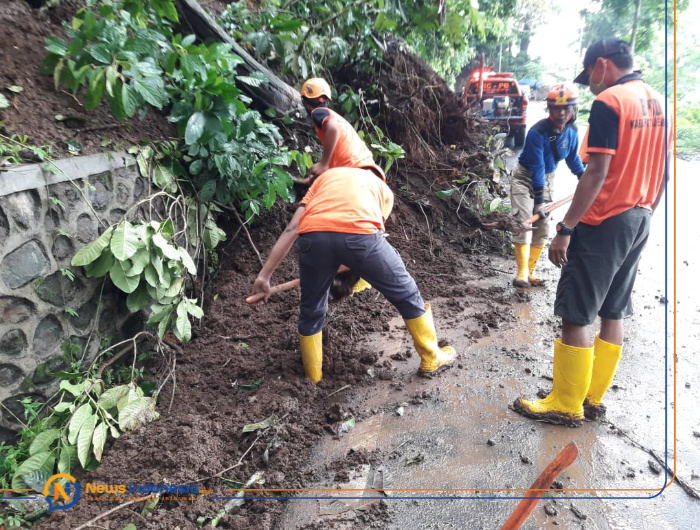 Foto: Hujan cukup deras di wilayah Jember mulai Senin (19/10) sore hingga malam, menyebabkan banjir bandang dan tanah longsor.
