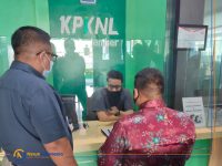 Foto: Sejumlah warga saat meminta penundaan lelang tanah miliknya yang digunakan sebagai jaminan di salah satu BPR di Kecamatan Genteng, Kabupaten Banyuwangi, ke KPKNL Jember.
