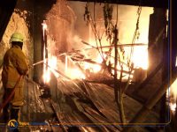 Foto; Proses pemadaman api di rumah yang berada di pinggir Jalan Letjen Sutoyo, Kelurahan Kebonsari, Kecamatan Sumbersari, Jember.