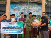 Foto: NH Zakatkita saat memberikan bantuan ke sejumlah Ponpes di Gresik.