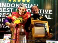 Foto: Kades Sekapuk, Abdul Halim saat menerima penghargaan Pariwisata di Harris Hotel & Residences Sunset Road Bali.
