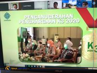 Foto: Penganugerahan Penghargaan K3 di tingkat nasional melalui aplikasi zoom. Penghargaan diberikan secara simbolis oleh Menteri Tenaga Kerja dan Transmigrasi, Ida Fauziyah.