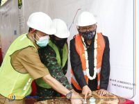 Bupati Sumenep, A. Busyro Karim saat meresmikan pembangunan Pompa Air Tanpa Motor (PATM) di Desa Lebeng Barat Kecamatan Pasongsongan.