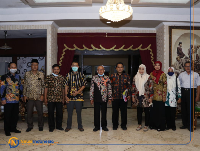 Bupati Sumenep Dr. KH. A. Busyro Karim, M.Si, saat sesi foto bersama usai presentasi inovasi unggulan Kabupaten Sumenep secara virtual bersama Kementrian Keuangan, Bappenas, Universitas Indonesia, LIPI, Kementrian PAN dan RB, KADIN dan Badan Riset dan Inovasi Nasional.