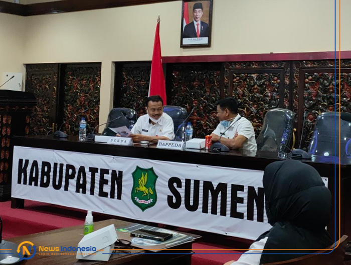 Sekdakab Sumenep, Edy Rasyadi dan Kepala Bappeda Sumenep, Yayak Nurwahyudi, saat mengikuti pembukaan presentasi kepala daerah secara virtual di Kantor Bupati.
