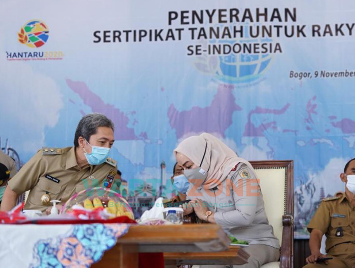 Foto: Wakil Wali Kota Bogor, Dedie A Rachim (kiri) bersama Kepala BPN Kota Bogor, Ery Juliani Pasoreh saat pembagian sertifikat.