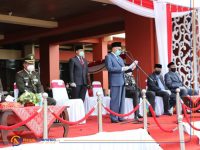 BERDIRI: Bupati Sumenep, A Busyro Karim, saat memimpin peringatan hari pahlawan di halaman kantor Pemkab Sumenep.