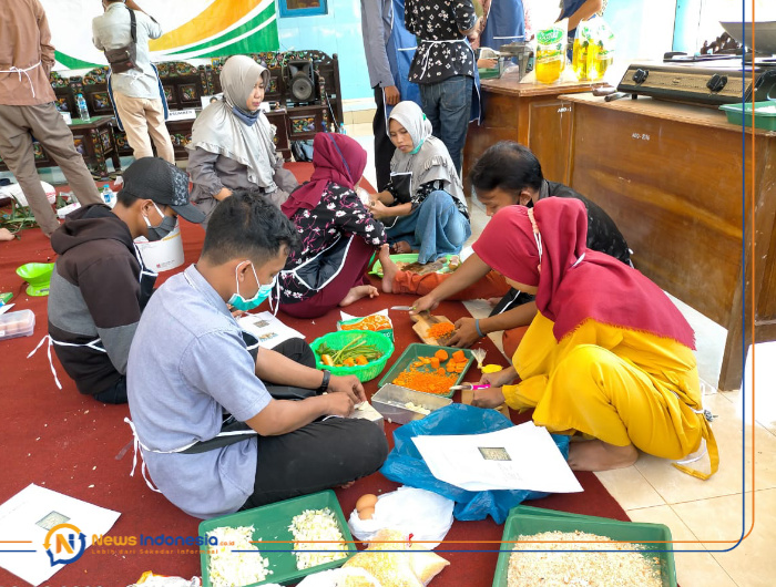 Antusiasme tampak terlihat dari para peserta dari berbagai daerah meliputi Waru Sidoarjo, Bangkalan, dan masyarakat Lobuk, saat praktek pembuatan olahan rumput laut.