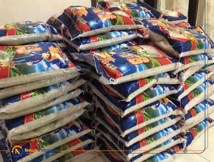 Foto: 100 sak beras ukuran 5 kilogram yang siap disalurkan oleh kantor Kas Bank Syariah Mandiri Kalisat Jember.