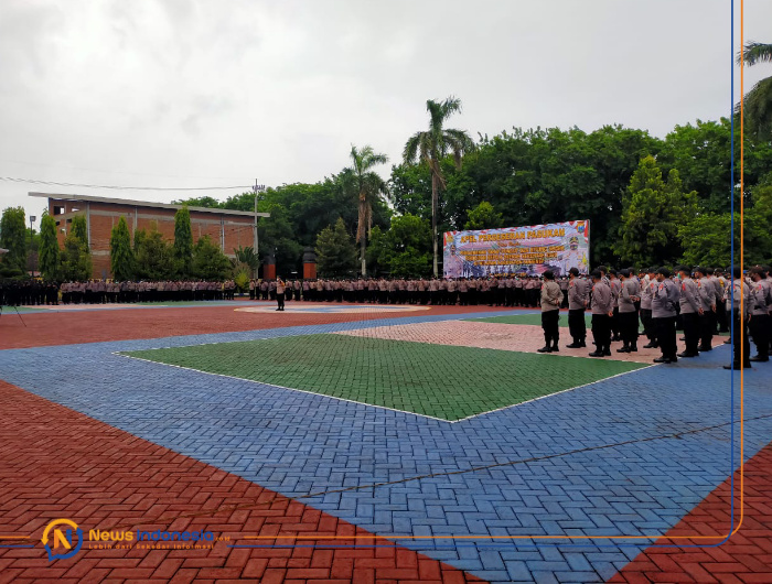 TEGAK: Seluruh pasukan kepolisian tampak khidmat meski apel di tengah hujan (Foto: Wakid Maulana)