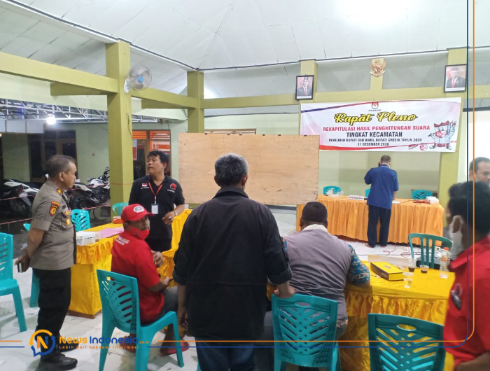 Foto: Kapolres Gresik, AKBP Arief Fitrianto, turun langsung memantau proses rekapitulasi suara Pilkada.