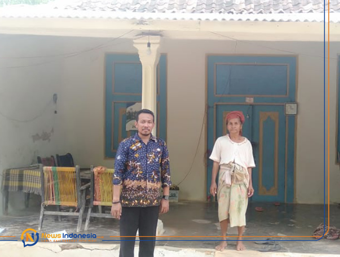 Tim dari DPMD Sumenep, saat menyalurkan bantuan sambungan instalasi rumah (IR) dan sambungan rumah (KWH Meter) secara gratis untuk keluarga tidak mampu.