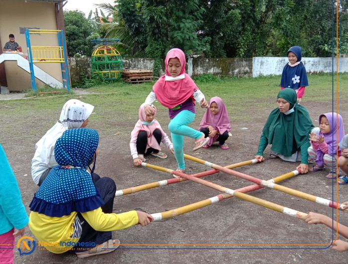 Foto; Sejumlah anak di Komplek Perumahan Tegal Besar Permai, Kecamatan Kaliwates, Jember, saat berkumpul dan bermain bersama, dengan tetap menjalankan protokol kesehatan.