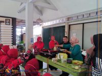 Foto: Ibu-ibu Mbok Inggih PKK Desa Sekapuk terus asah kualitas demi memberikan aneka kuliner terbaik untuk pengunjung Setigi.