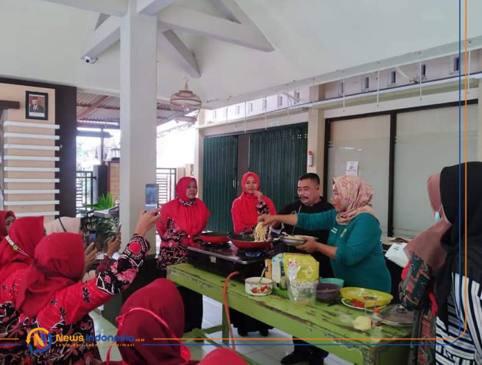 Foto: Ibu-ibu Mbok Inggih PKK Desa Sekapuk terus asah kualitas demi memberikan aneka kuliner terbaik untuk pengunjung Setigi.