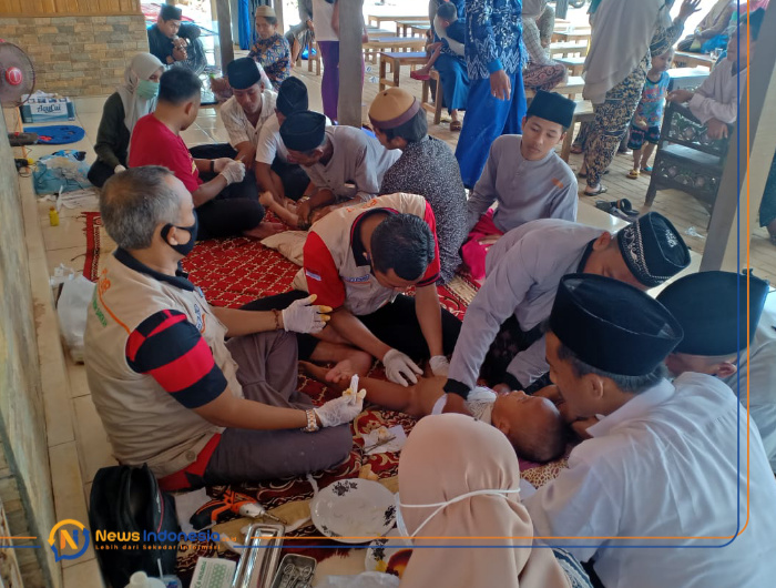 Foto: Sejumlah anak di Ponpes Raudhatut Tholibin, Desa Blaban, Kecamatan Batumarmar, saat mendapatkan khitan secara gratis.