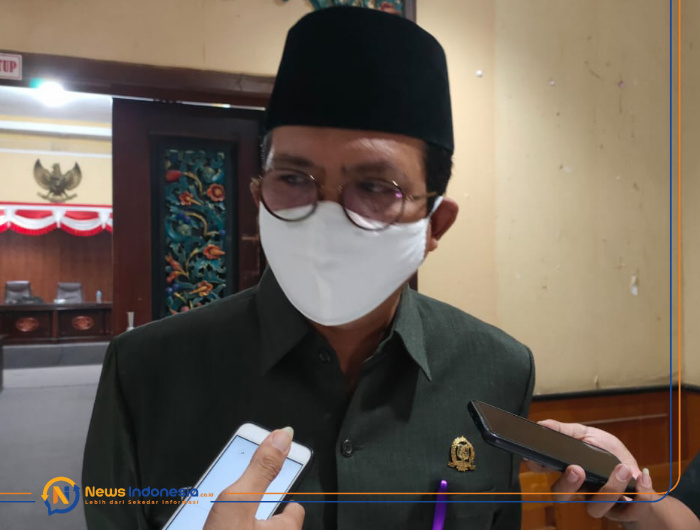 Ketua DPRD Sumenep, Abdul Hamid Ali Munir, saat diwawancara sejumlah media. (Foto: Wakid Maulana)