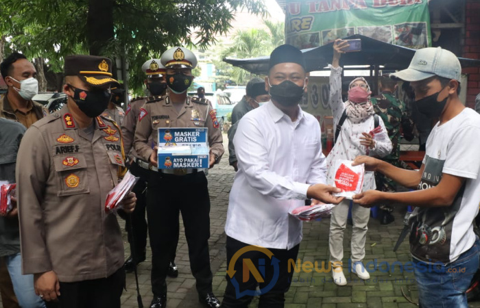 Foto: KWG bersama Bupati-Wabup terpilih, Kapolres, Kasdim dan Kadinkes Gresik saat bagikan masker ke masyarakat.