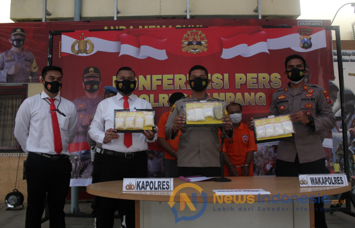 Foto : Kapolres Sampang saat menggelar konferensi pers ungkap kasus Narkoba di halaman Mapolres Sampang.