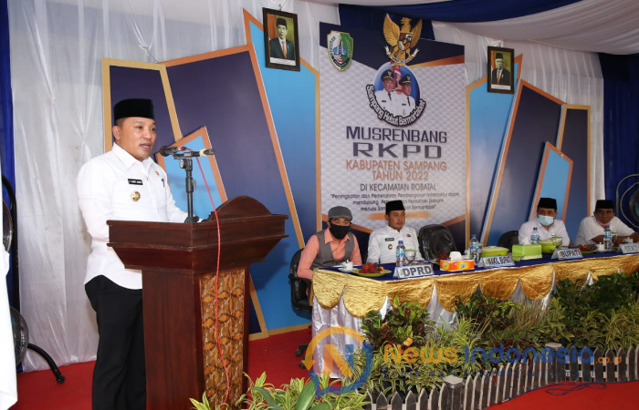 Bupati Sampang, H. Slamet Junaidi, saat menyampaikan sambutan dalam pelaksanaan Musrenbang Rencana Kerja Pemerintah Daerah Kecamatan Robatal, di pendopo kecamatan setempat.