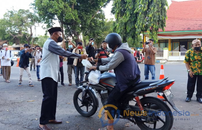 Foto: Bupati Sumenep, Achmad Fauzi, saat membagikan takjil gratis di depan labheng mesem, Pendopo Agung Keraton Sumenep. Selasa (13/4/2021) sore.
