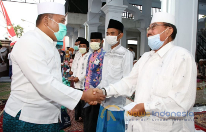 Foto: Bupati Sampang H. Slamet Junaidi saat mengawali kegiatan Safari Ramadan di Masjid Ar- Rohmah Desa Temoran, Kecamatan Omben Kabupaten Sampang.