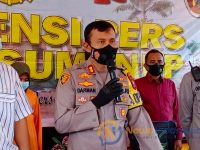 Foto: Kapolres Sumenep, AKBP Darman, saat menggelar konferensi pers kasus pembunuhan hadis gadis cilik secara sadis di Kecamatan Ambunten, Sumenep.