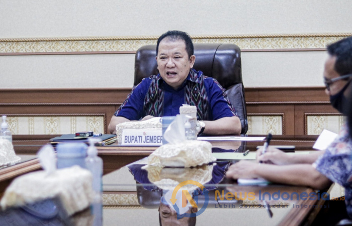 Foto: Bupati Jember, Hendy Siswanto saat menggelar rapat koordinasi dengan jajaran Bagian Hukum Sekretariat Daerah Jember.