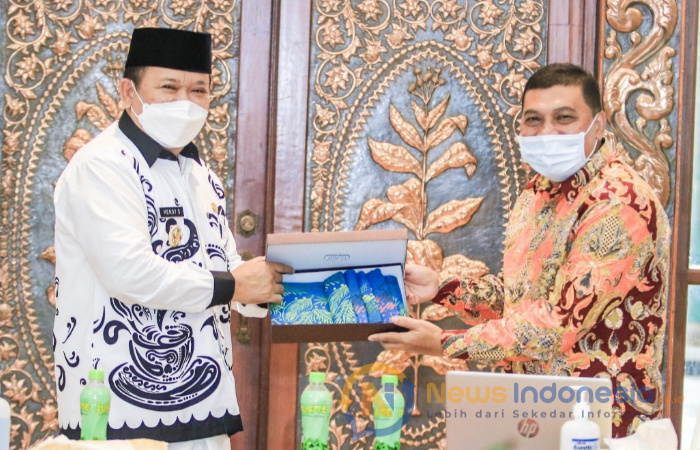 Foto: Bupati Jember Hendy Siswanto (kiri) dan Direktur PT. Mitra Tani 27 Untung Mulyono (Foto: Dok Humas Pemkab Jember)