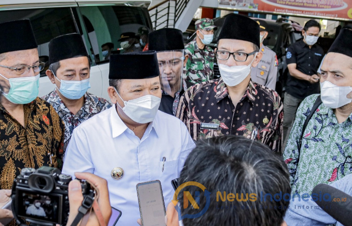 Foto: Bupati Hendy Siswanto Dalam Wawancara Usai Acara Bersama MUI Jember (Foto dok. Humas Pemkab Jember)