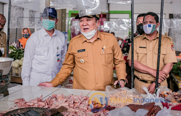 Foto: Bupati Hendy Siswanto dan Wakil Bupati Gus Firjaun Melakukan Sidak di Pasar Tradisional Jelang Lebaran.