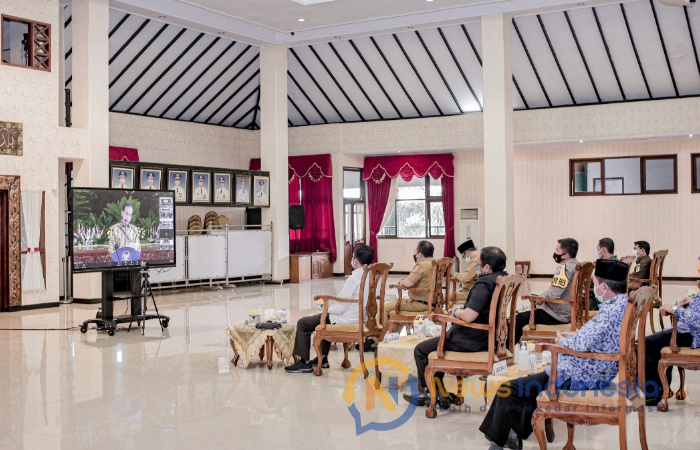 Caption: Bupati dan Wakil Bupati Jember Mengikuti Arahan Presiden Jokowi Secara Virtual.