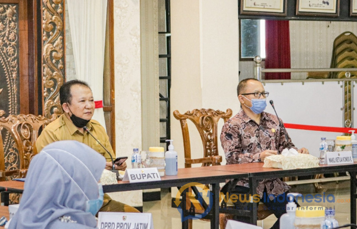 Caption: Bupati Jember Hendy Siswanto Menerima Kunjungan Komisi E DPRD Jatim di Pendapa Wahyawibawagraha.