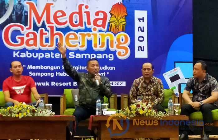 Foto: Bupati dan Wakil Bupati Sampang, saat menyapa awak media di acara media Gathering di aula Jambuluwuk kota Batu Malang.