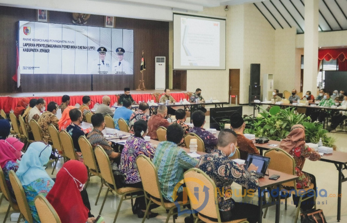 Caption: Bupati Jember, Hendy Siswanto, saat Memimpin Rakor LPPD di Pendapa Wahyawibawagraha (Foto dok. Humas Pemkab Jember)