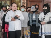 Caption: Bupati Jember Hendy Siswanto, saat Menyambut Kedatangan Linkrafin Usai Menjadi Juara pada Lomba Karya Musik Anak Komunitas Kemenparekraf.